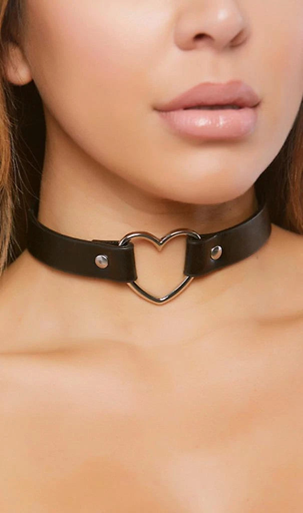 997702 Clubwear Faux Leather Choker With Metal Heart Ring